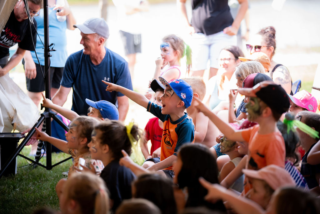 Des enfants participent à une activité lors du H2O le festival. 